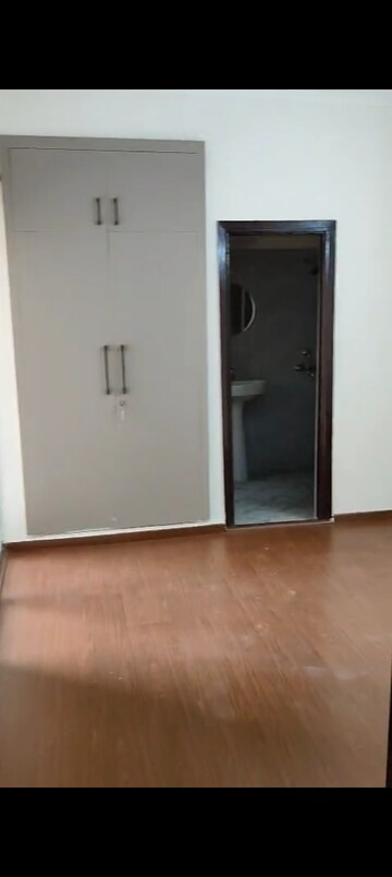 Room in 2.5 BHK Apartment at Amrapali Terrace Homes, Tech Zone 4 Greater Noida – for Rent