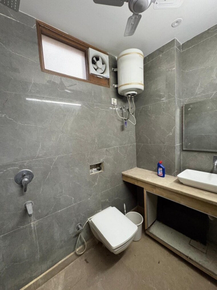 Attached Bathroom, kalkaji 2 Bedroom 1000 Sq.Ft. Builder Floor In Kalkaji Delhi 9347311