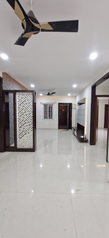 Room in 3 BHK Builder Floor at Kondapur – for Rent