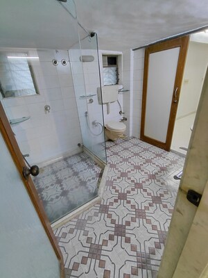 Bedroom in 3.5 BHK Apartment at New Ocean View, Andheri West – for Rent