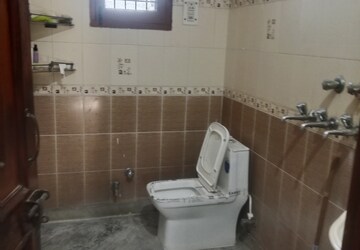 Bathroom in 2.5 BHK Builder Floor at Sector 13 – for Rent