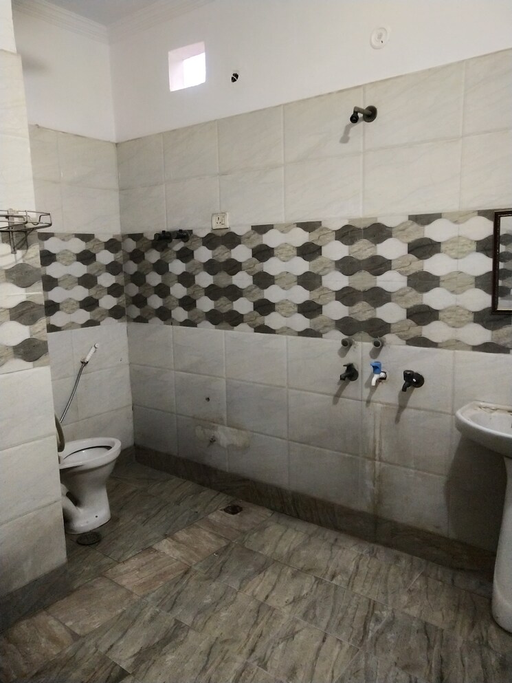 Bathroom, rwa-apartments-sector-41 1 Bedroom 450 Sq.Ft. Builder Floor In Sector 41 Noida 9347409