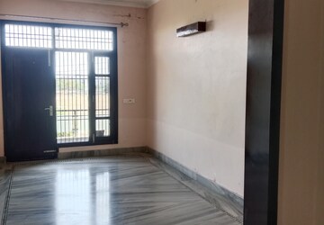 Room in 3 BHK Builder Floor at Sector 18 – for Rent