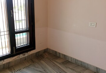 Room in 3 BHK Builder Floor at Sector 18 – for Rent