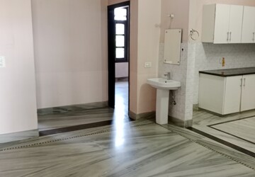 Room in 3 BHK Builder Floor at Sector 18 – for Rent