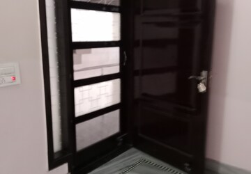 Room in 3 BHK Builder Floor at Sector 18 – for Rent