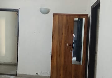 Room in 2 BHK Builder Floor at Unitech Arcadia, South City 2 – for Rent