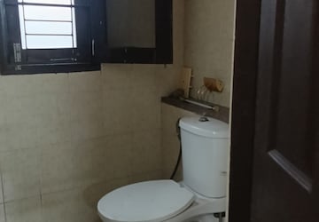 Bathroom in 2 BHK Builder Floor at Unitech Arcadia, South City 2 – for Rent