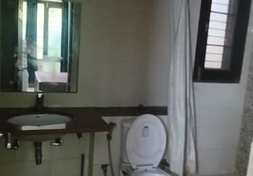Bathroom in 2 BHK Builder Floor at Unitech Arcadia, South City 2 – for Rent