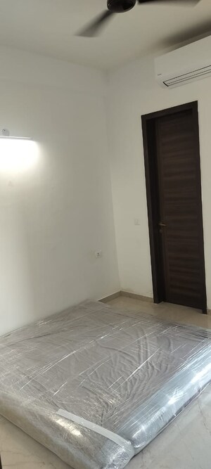 Room in 3 BHK Builder Floor at Unitech South City II, Sector 50 – for Rent