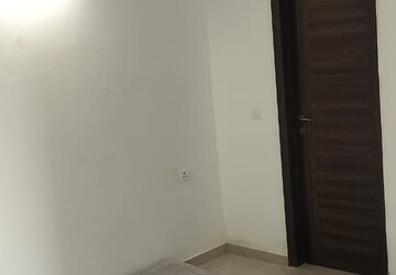 Room in 3 BHK Builder Floor at Unitech South City II, Sector 50 – for Rent