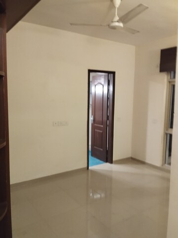 Room in 3 BHK Apartment at Omaxe Waterscapes, Gomti Nagar – for Rent