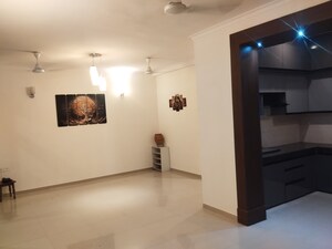 Room in 3 BHK Apartment at Omaxe Waterscapes, Gomti Nagar – for Rent