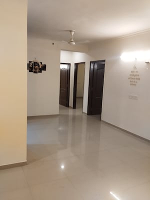 Room in 3 BHK Apartment at Omaxe Waterscapes, Gomti Nagar – for Rent