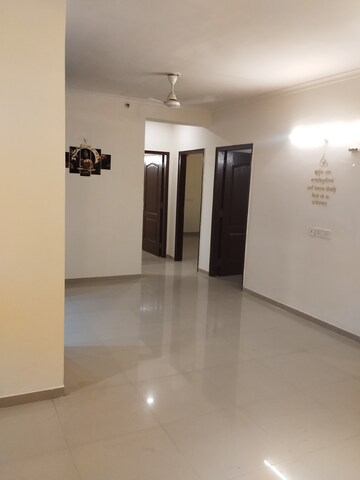 Room in 3 BHK Apartment at Omaxe Waterscapes, Gomti Nagar – for Rent