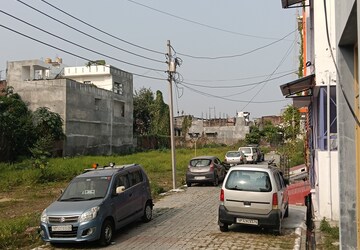 Plot For Sale in Aliganj