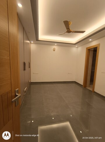 Room in 3 BHK Builder Floor at Veera Safdarjung Enclave, Safdarjung Enclave – for Sale
