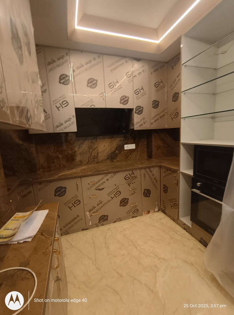 Kitchen, veera-safdarjung-enclave 3 Bedroom 200 Sq.Yd. Builder Floor In Safdarjung Enclave Delhi 9347493