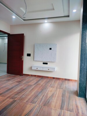Room in 3 BHK Builder Floor at Sector 15 – for Rent