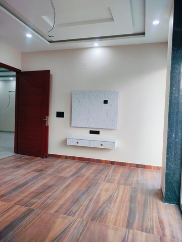 Room in 3 BHK Builder Floor at Sector 15 – for Rent