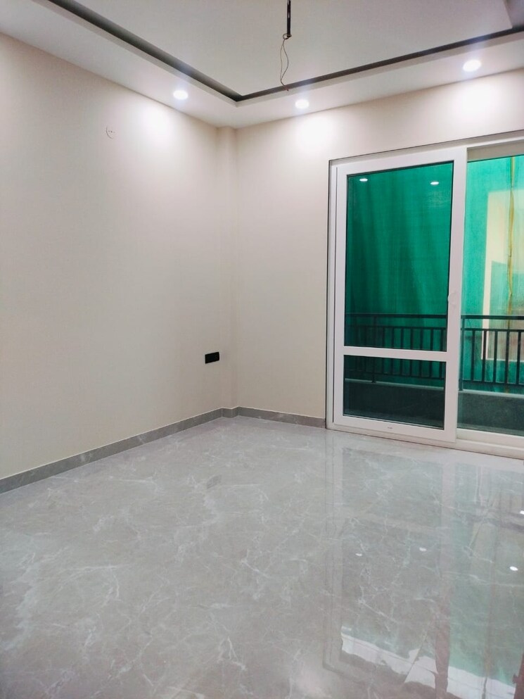 Room, sector 15 3 Bedroom 2000 Sq.Ft. Builder Floor In Sector 15 Gurgaon 9347503