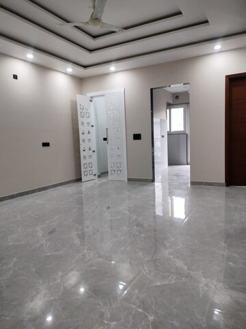 Room in 3 BHK Builder Floor at Sector 15 – for Rent