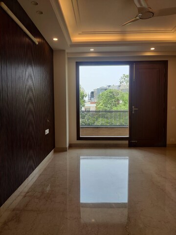 Room in 3 BHK Builder Floor at Sector 45 – for Rent