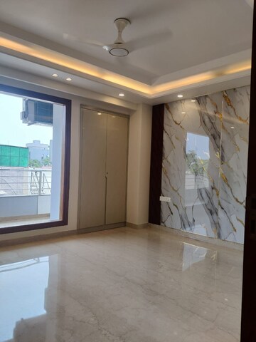 Room in 3 BHK Builder Floor at Sector 45 – for Rent