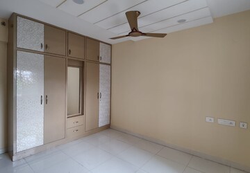 Room in 4 BHK Apartment at SMR Vinay Iconia Hyderabad, Kondapur – for Rent