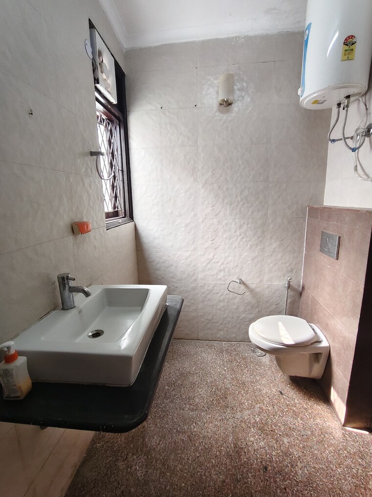 Bathroom, saket 3 Bedroom 1500 Sq.Ft. Builder Floor In Saket Delhi 9347569