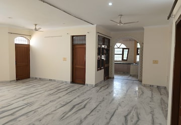 Room in 4 BHK Builder Floor at Sector 17 – for Rent