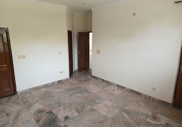 Room in 4 BHK Builder Floor at Sector 17 – for Rent
