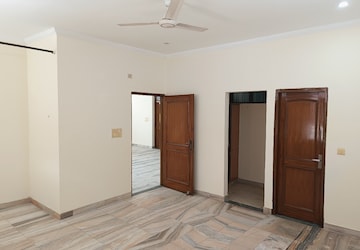 Room in 4 BHK Builder Floor at Sector 17 – for Rent