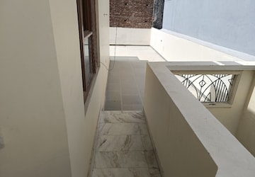 Balcony in 4 BHK Builder Floor at Sector 17 – for Rent