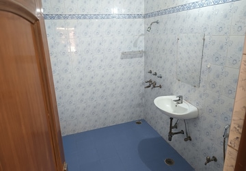 Bathroom in 4 BHK Builder Floor at Sector 17 – for Rent