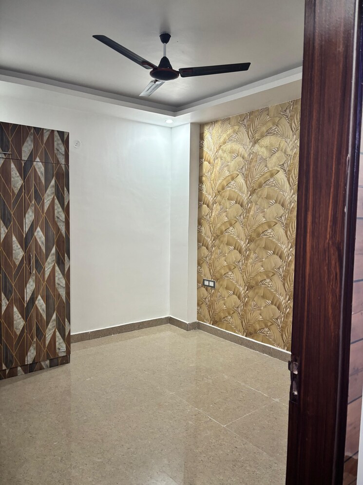 Room, sector 73 2 Bedroom 1100 Sq.Ft. Builder Floor In Sector 73 Noida 9347769