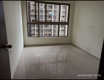 Room in 2 BHK Apartment at Kalpataru Paramount, Kapur Bawdi – for Rent
