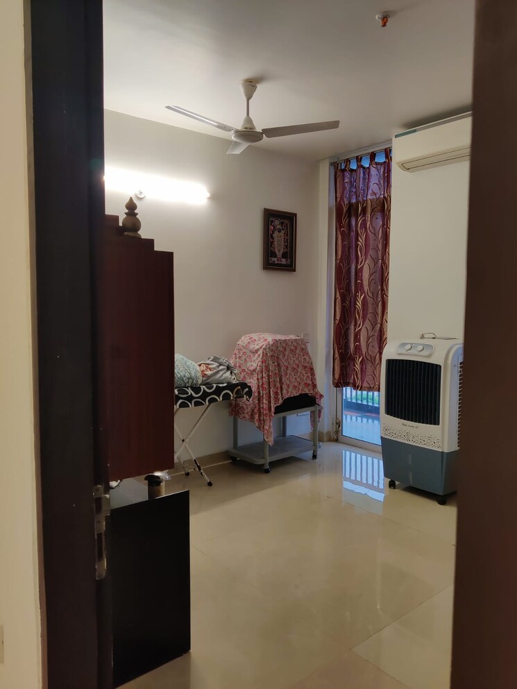 Room, gomti nagar 3 Bedroom 2500 Sq.Ft. Apartment In Gomti Nagar Lucknow 9347890
