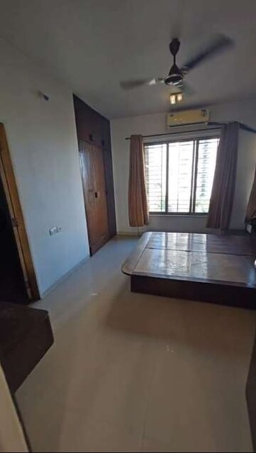 Room in 2 BHK Apartment at VFVA Towers, Majiwada – for Rent