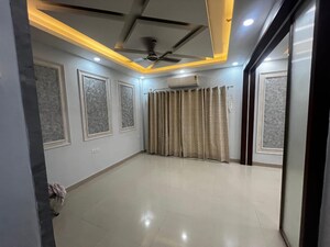 Room in 2.5 BHK Apartment at Mahagun Moderne, Sector 78 – for Sale
