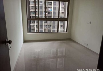 Room in 2 BHK Apartment at Kalpataru Paramount, Kapur Bawdi – for Rent