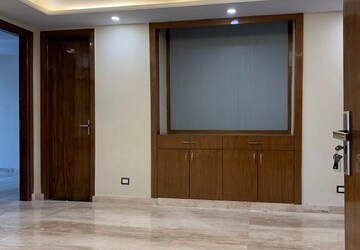 Room in 3 BHK Builder Floor at Ansal Sushant Lok I, Sector 43 – for Rent