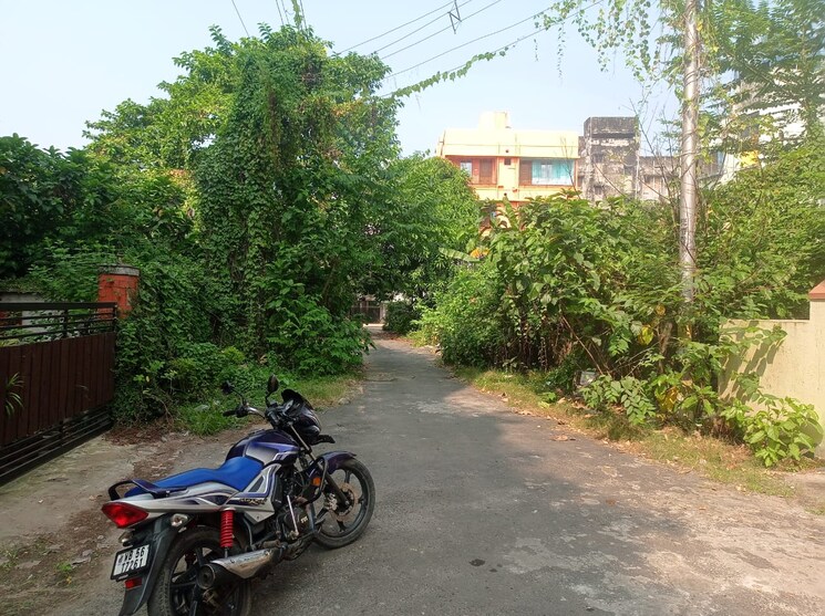  Parking, em bypass 6+ Bedroom 6000 Sq.Ft. Independent House In Em Bypass Kolkata 9348091