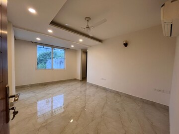 Room in 4 BHK Builder Floor at Ansal Sushant Lok I, Sector 43 – for Rent