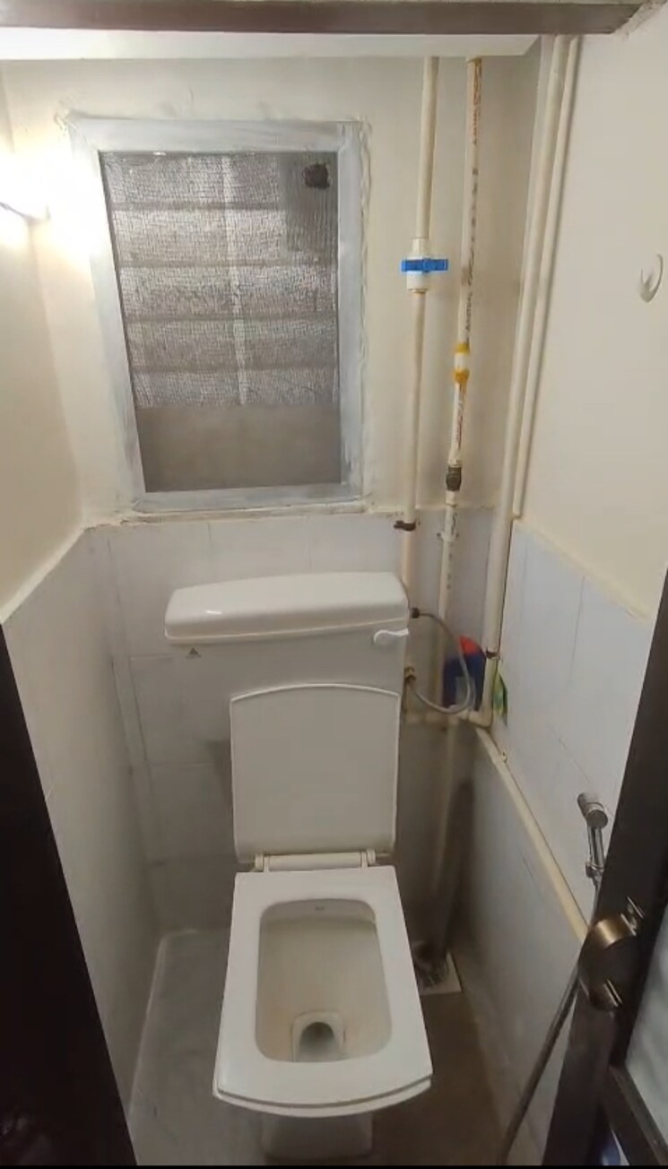 Bathroom, anand-chs-matunga 1 Bedroom 250 Sq.Ft. Apartment In Matunga East Mumbai 9348109