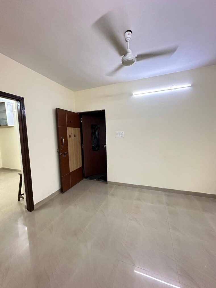 Room, om-chs-sion 1.5 Bedroom 600 Sq.Ft. Apartment In Sion Mumbai 9348124