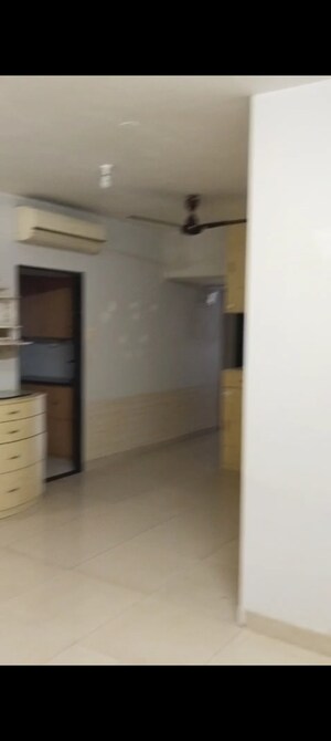 Room in 2 BHK Apartment at Ackruti Niharika, Andheri East – for Rent