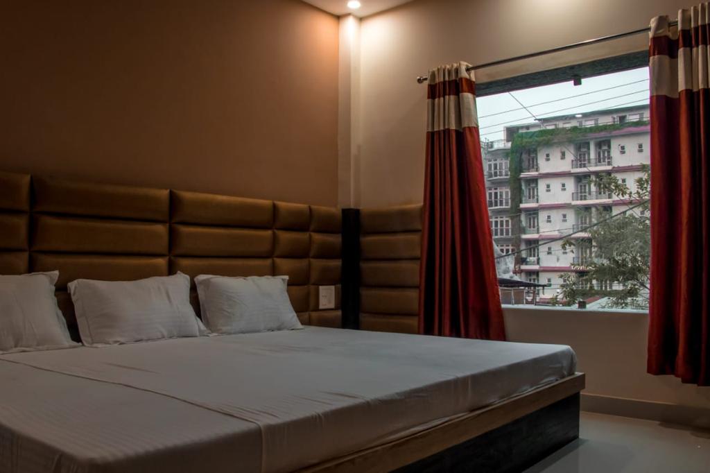 4 BHK + Servant Room Apartment For Sale in Signature Global Twin Tower DXP