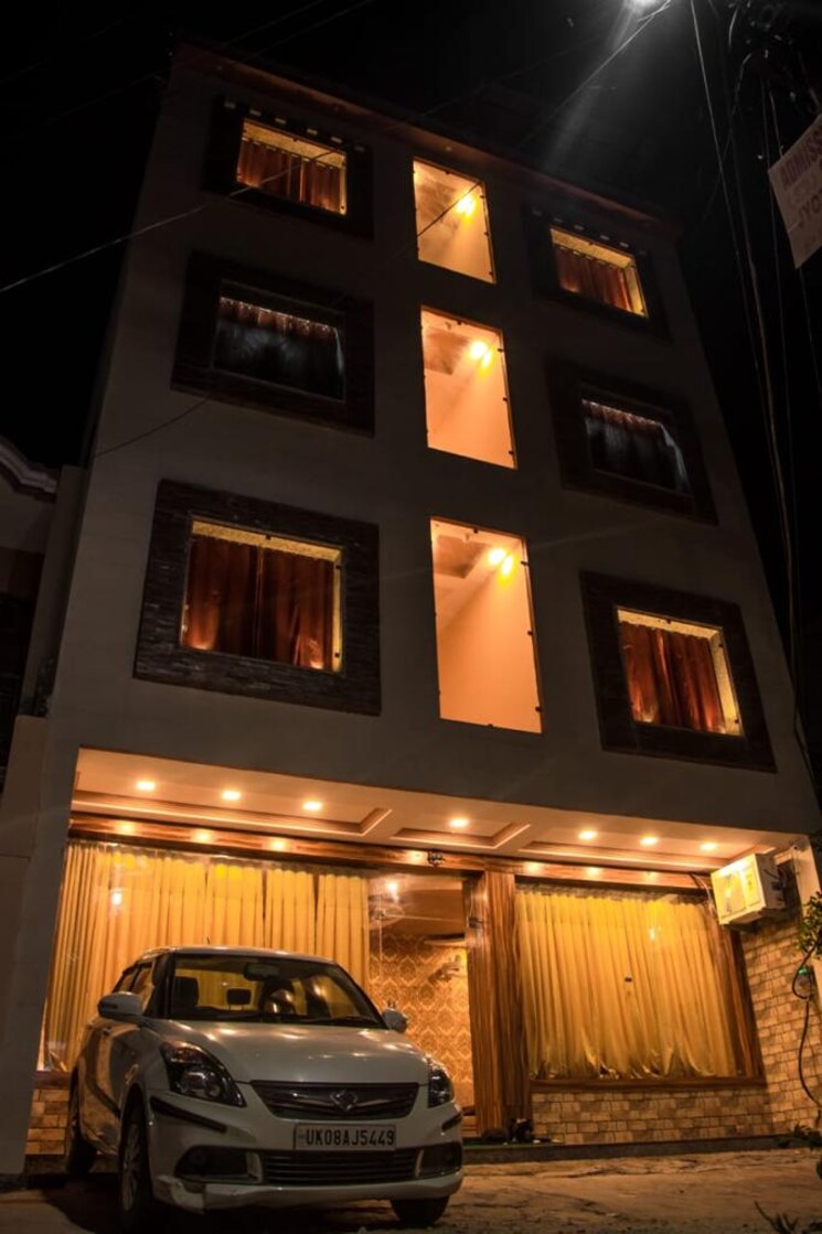 Living Room, signature-global-twin-tower-dxp 4 Bedroom 3785 Sq.Ft. Apartment In Sector 84 Gurgaon 9348193