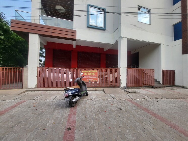  Parking, aliganj Commercial Showroom 2200 Sq.Ft. In Aliganj Lucknow 9348208